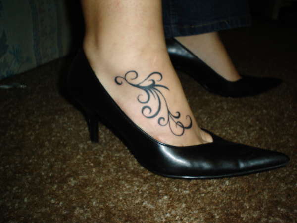 ankle tattoos ideas, cute flower ankle tattoos, lovely ankle tattoos for women, popular ankle tattoo designs
