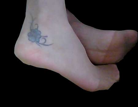 flower ankle tattoos for girls,flower ankle tattoo designs for women,small flower ankle tattoos,flower tattoo designs for ankle,ankle flower tattoo images
