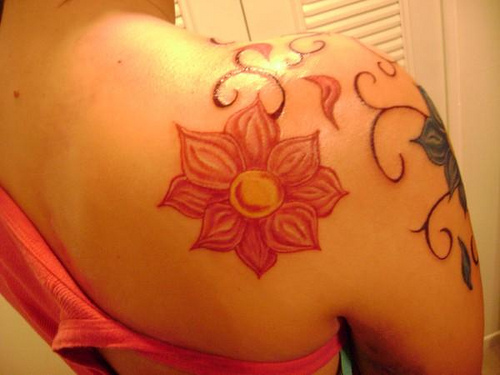 shoulder flower tattoo designs,shoulder flower tattoos for girls,flower shoulder tattoo,back shoulder floral tattoos