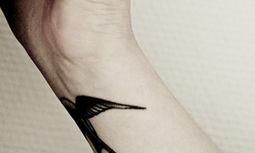 wrist tattoo ideas,wrist tattoo pain,bird wrist tattoo designs,small bird wrist tattoos,bird tattoo designs on wrists