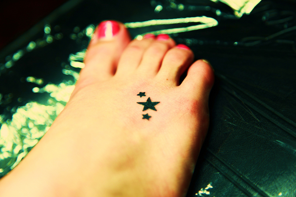 star foot tattoo designs,star foot tattoos,small star foot tattoos,shooting star foot tattoo designs