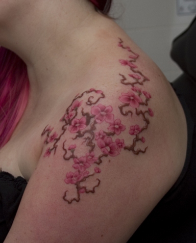vine tattoo designs on shoulder,flower vine tattoo designs,shoulder vine tattoo designs ideas,women shoulder vine tattoo designs images