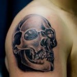 Men-Shoulder-Skull-Tattoo-2